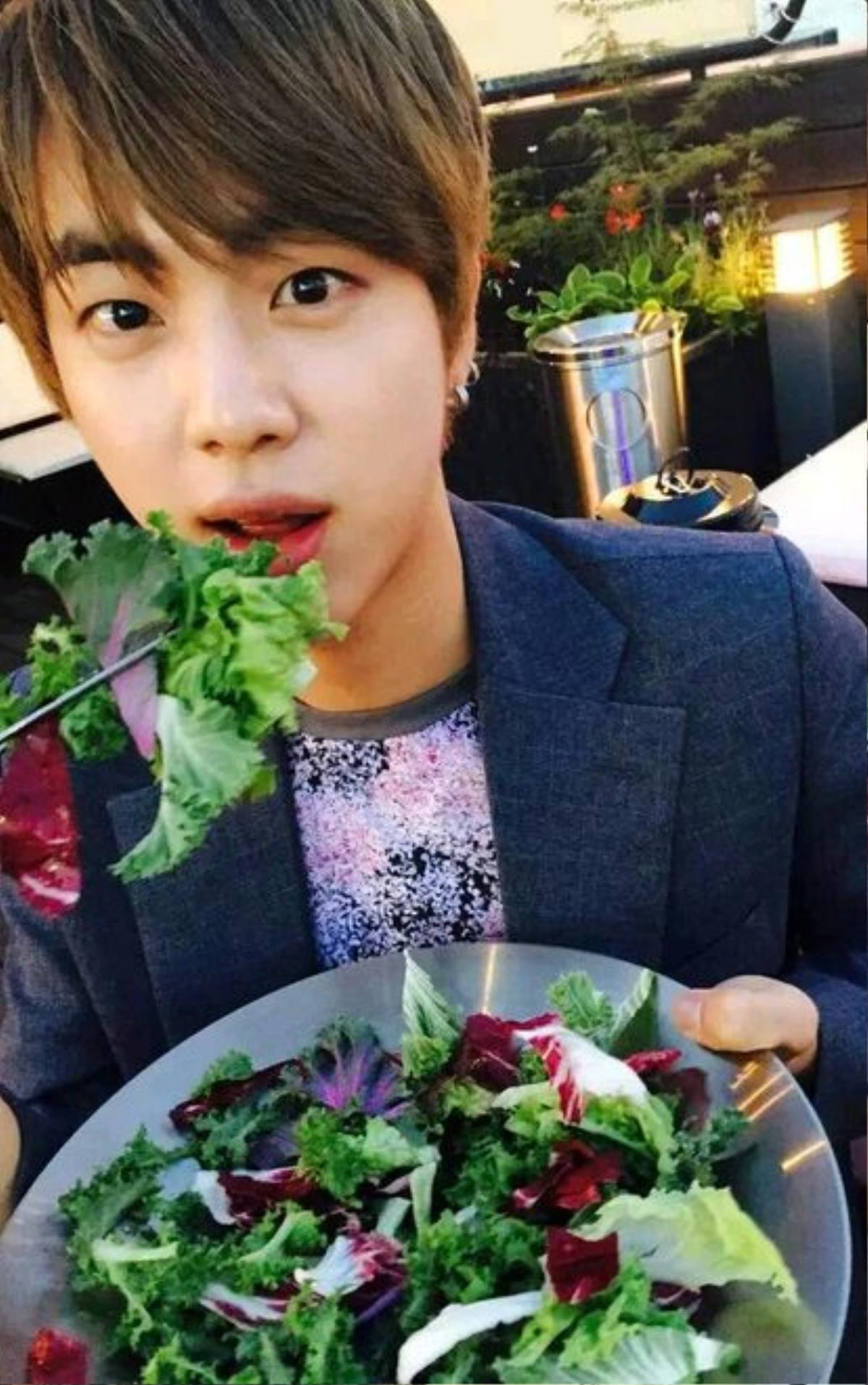 Jin (BTS) có thể là một triệu phú, nhưng khi tụ tập với bạn bè vẫn thích dùng cách này để xem ai phải trả tiền ăn Ảnh 4