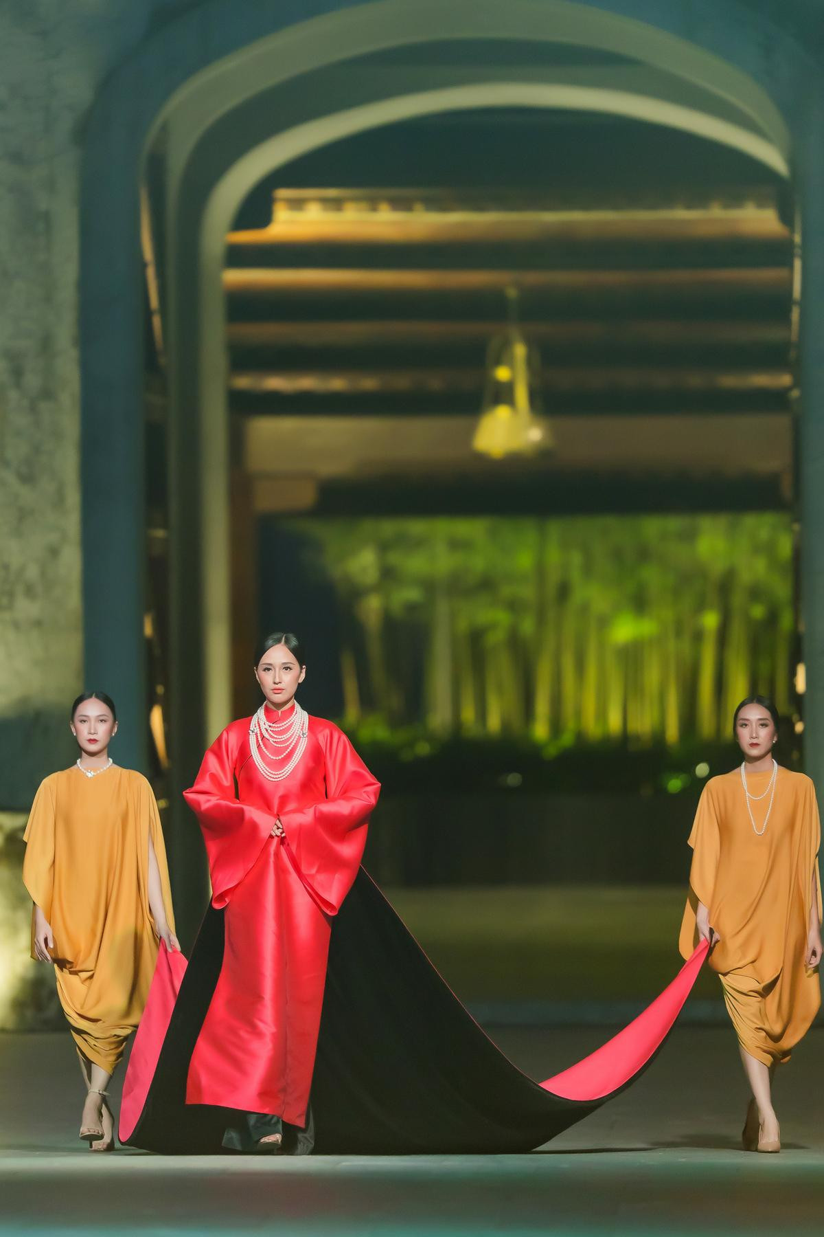 Mai Phương Thúy hóa thành hoàng hậu nhân từ, sải bước catwalk uy nghiêm nơi đất Phật Ảnh 3