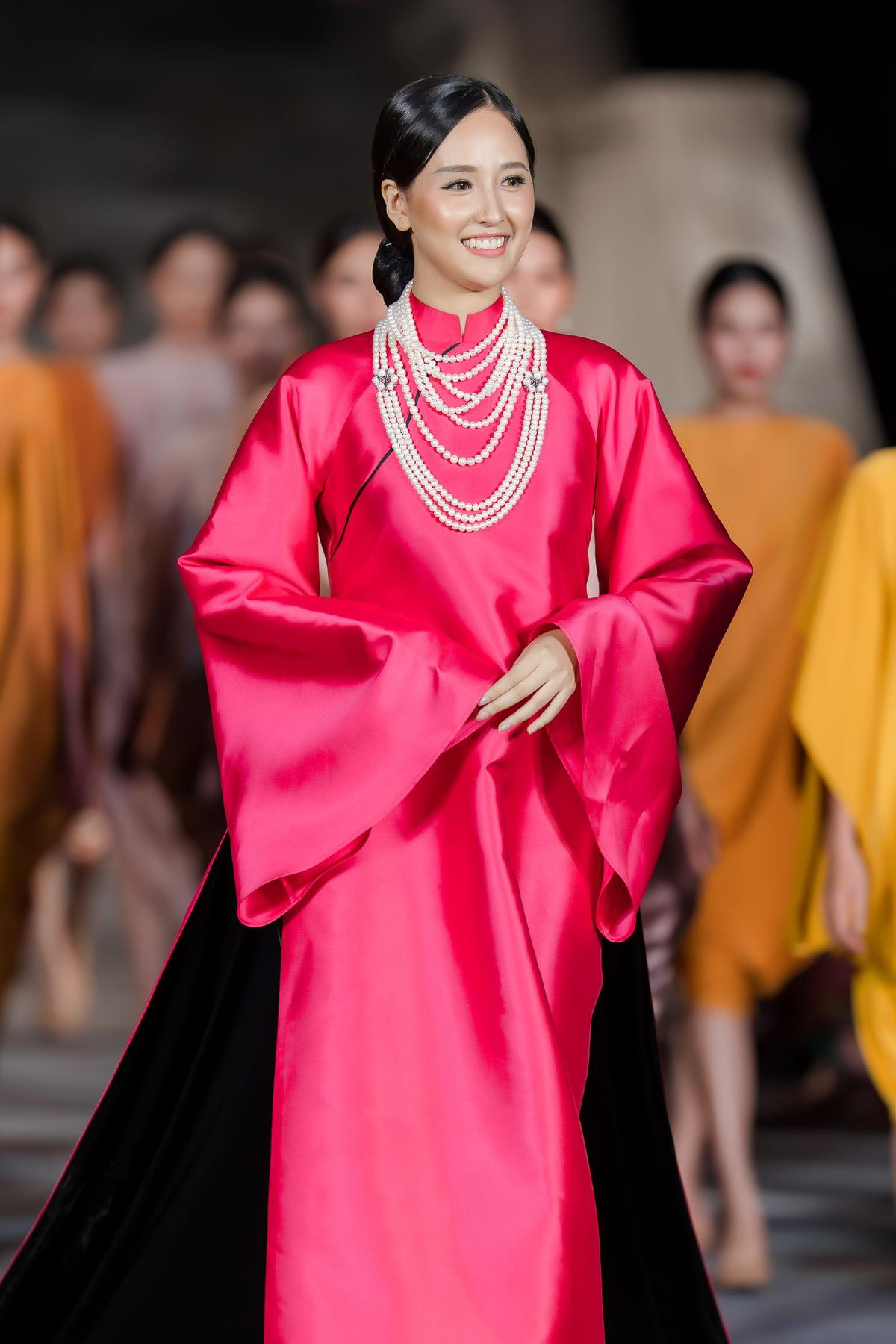 Mai Phương Thúy hóa thành hoàng hậu nhân từ, sải bước catwalk uy nghiêm nơi đất Phật Ảnh 1