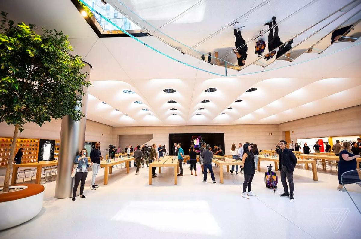 Bên trong Apple Store 'khối hộp' huyền thoại sau hai năm đóng cửa sửa chữa: Đẹp như một kiệt tác! Ảnh 8