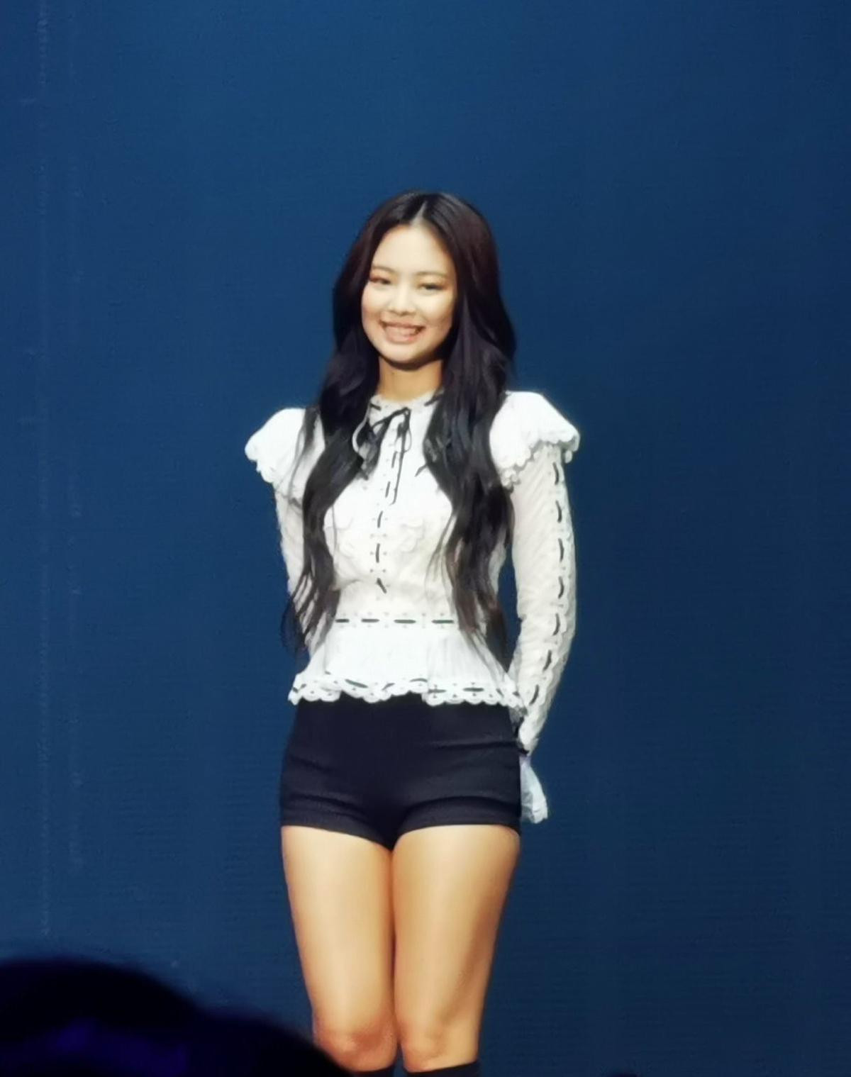 Fan cưng muốn 'xỉu' khoảnh khắc Jennie đánh đàn guitar trong sân khấu solo tại 'BlackPink 2019 Private Stage - Chapter 1' Ảnh 4