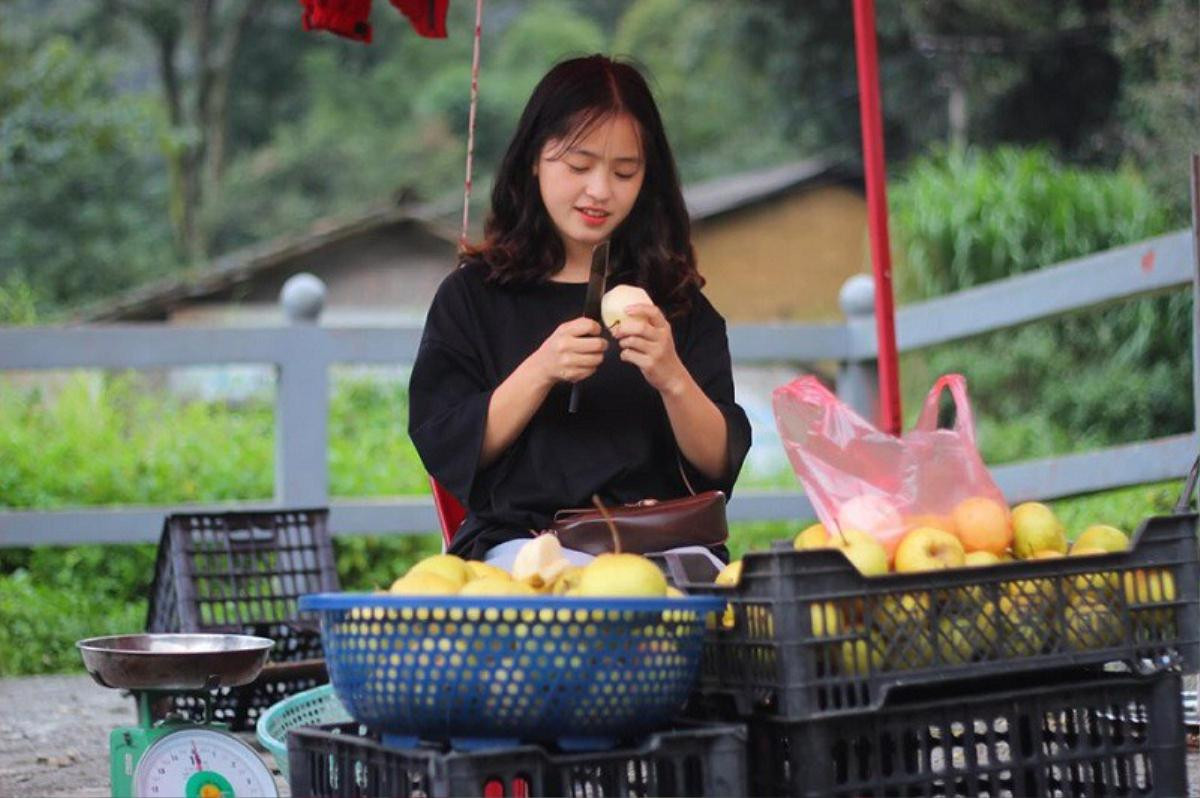 Sau hơn 1 năm nổi tiếng, 'cô bé bán lê' ở Hà Giang càng ngày càng xinh đẹp, đáng yêu Ảnh 2