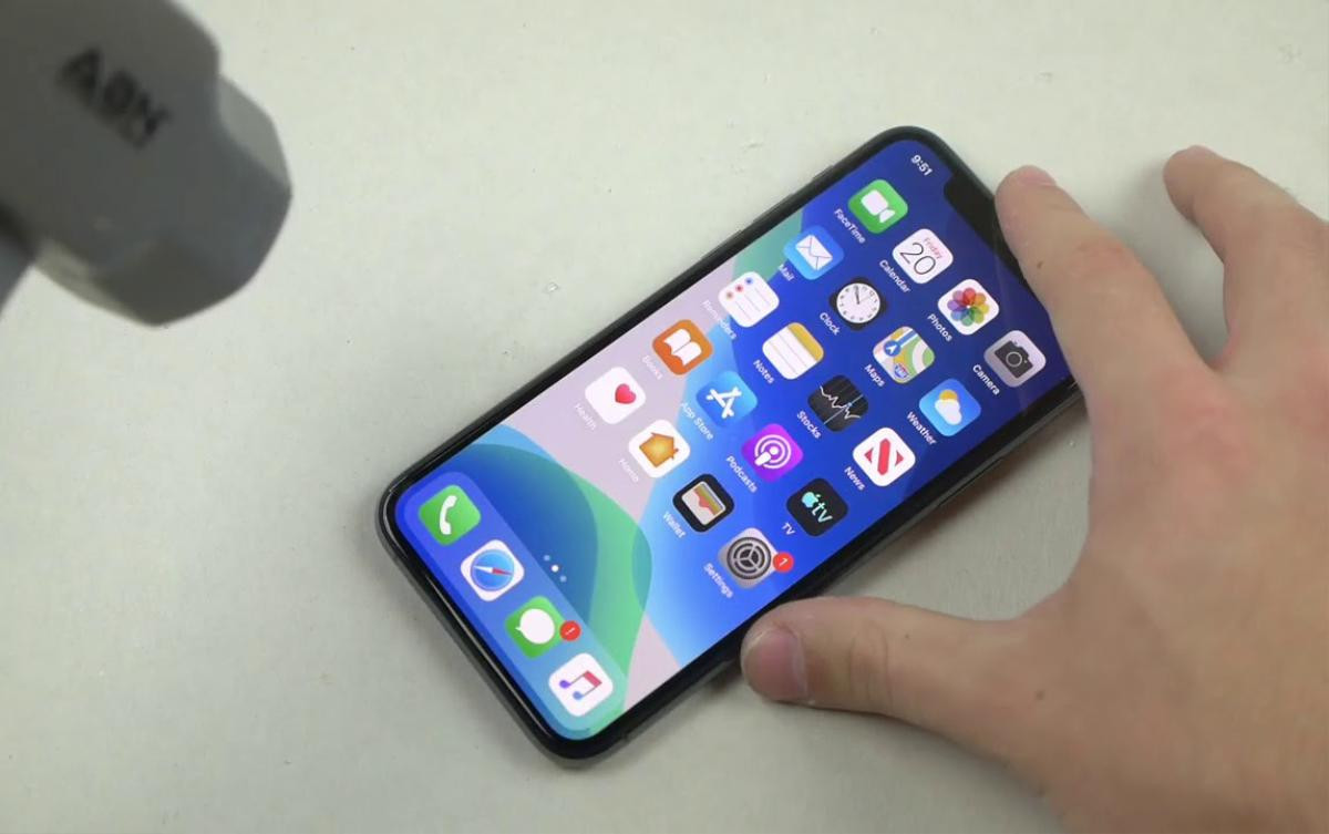 Thử 'tra tấn' iPhone 11 Pro bằng búa và dao: Xem mặt lưng cứng nhất trên smartphone chịu được tới đâu? Ảnh 1