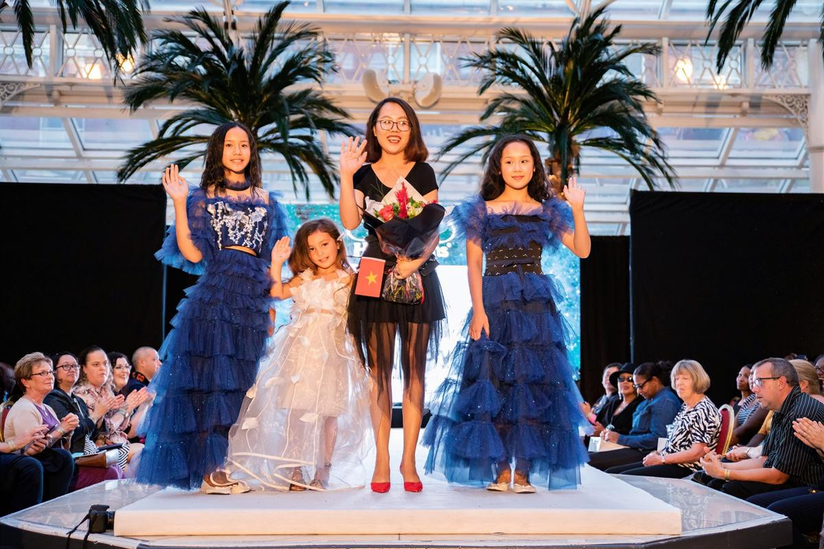 Mẫu nhí Anh, Mỹ lung linh trong trang phục của NTK Việt tại London Fashion Week Ảnh 1