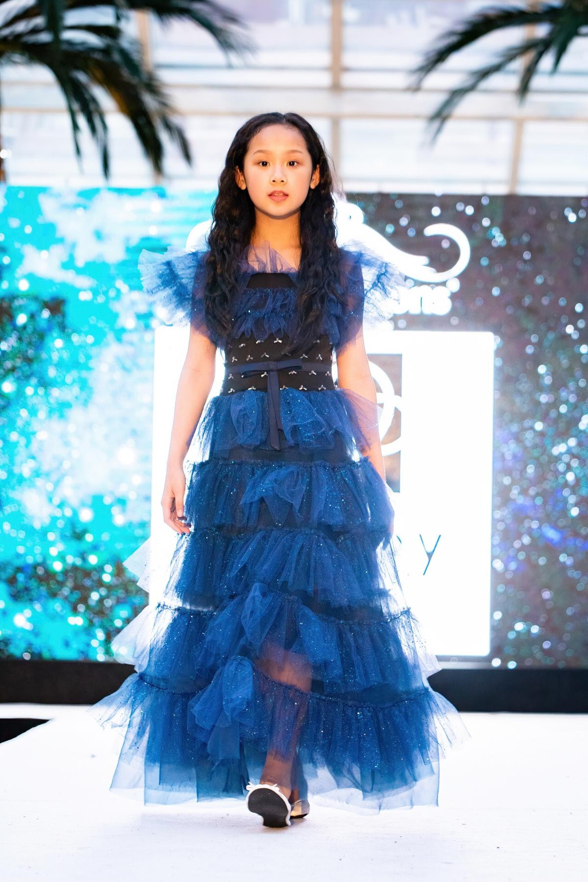 Mẫu nhí Anh, Mỹ lung linh trong trang phục của NTK Việt tại London Fashion Week Ảnh 8