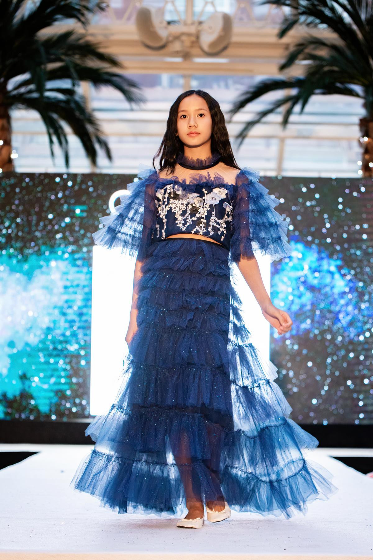 Mẫu nhí Anh, Mỹ lung linh trong trang phục của NTK Việt tại London Fashion Week Ảnh 11