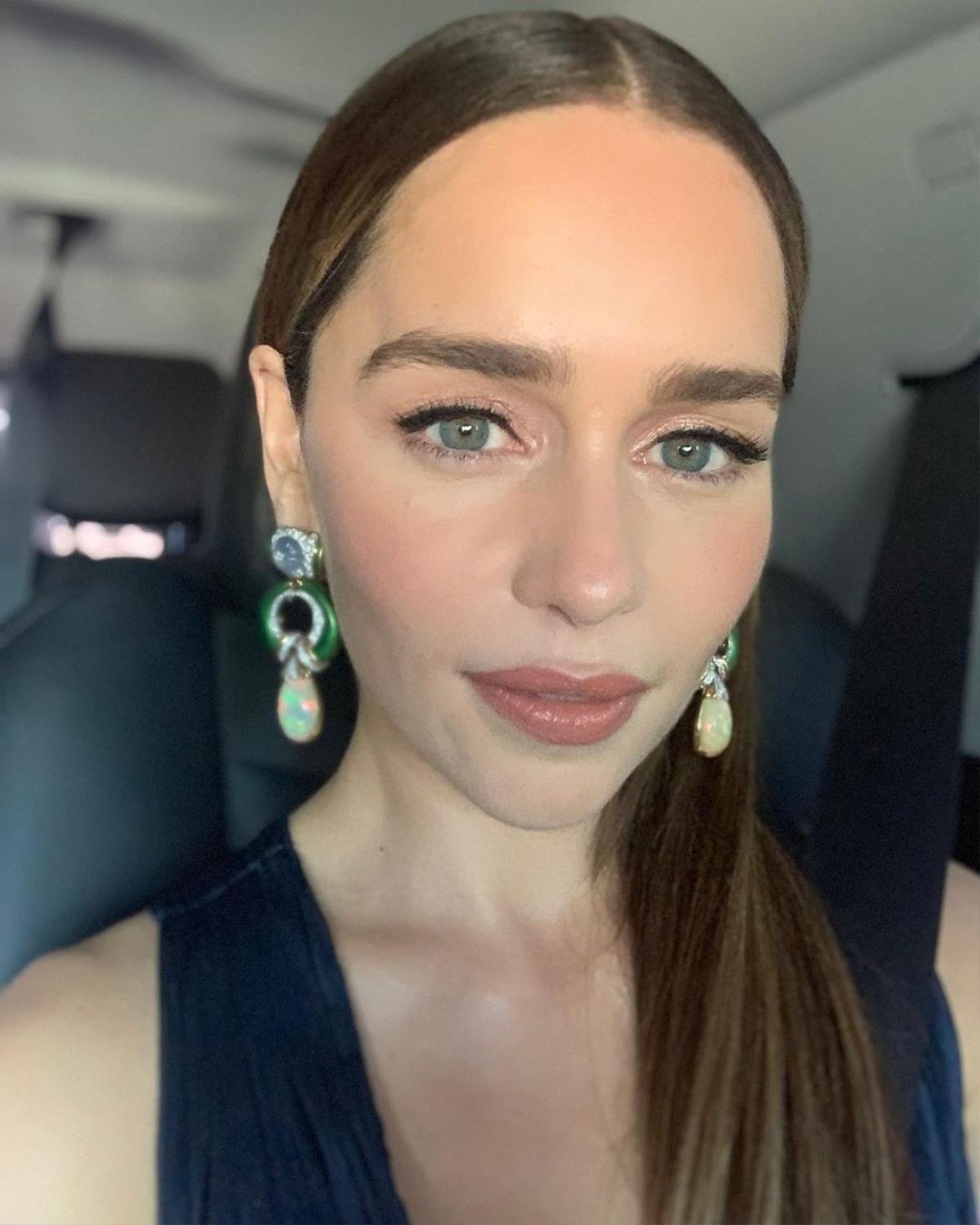 ‘Mẹ rồng’ Emilia Clarke bất ngờ để tóc nâu khi đứng cùng dàn cast Game Of Thrones khiến fan không nhận ra Ảnh 4