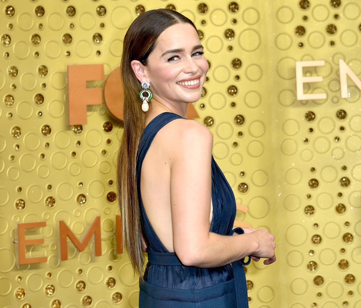 ‘Mẹ rồng’ Emilia Clarke bất ngờ để tóc nâu khi đứng cùng dàn cast Game Of Thrones khiến fan không nhận ra Ảnh 6