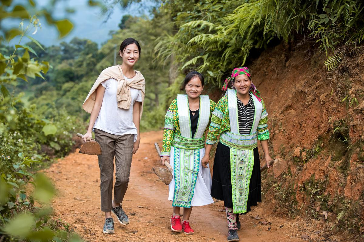 Lương Thùy Linh đẹp giản dị, san núi làm đường cho Dự án nhân ái: Sẽ thắng lớn như Tiểu Vy? Ảnh 2