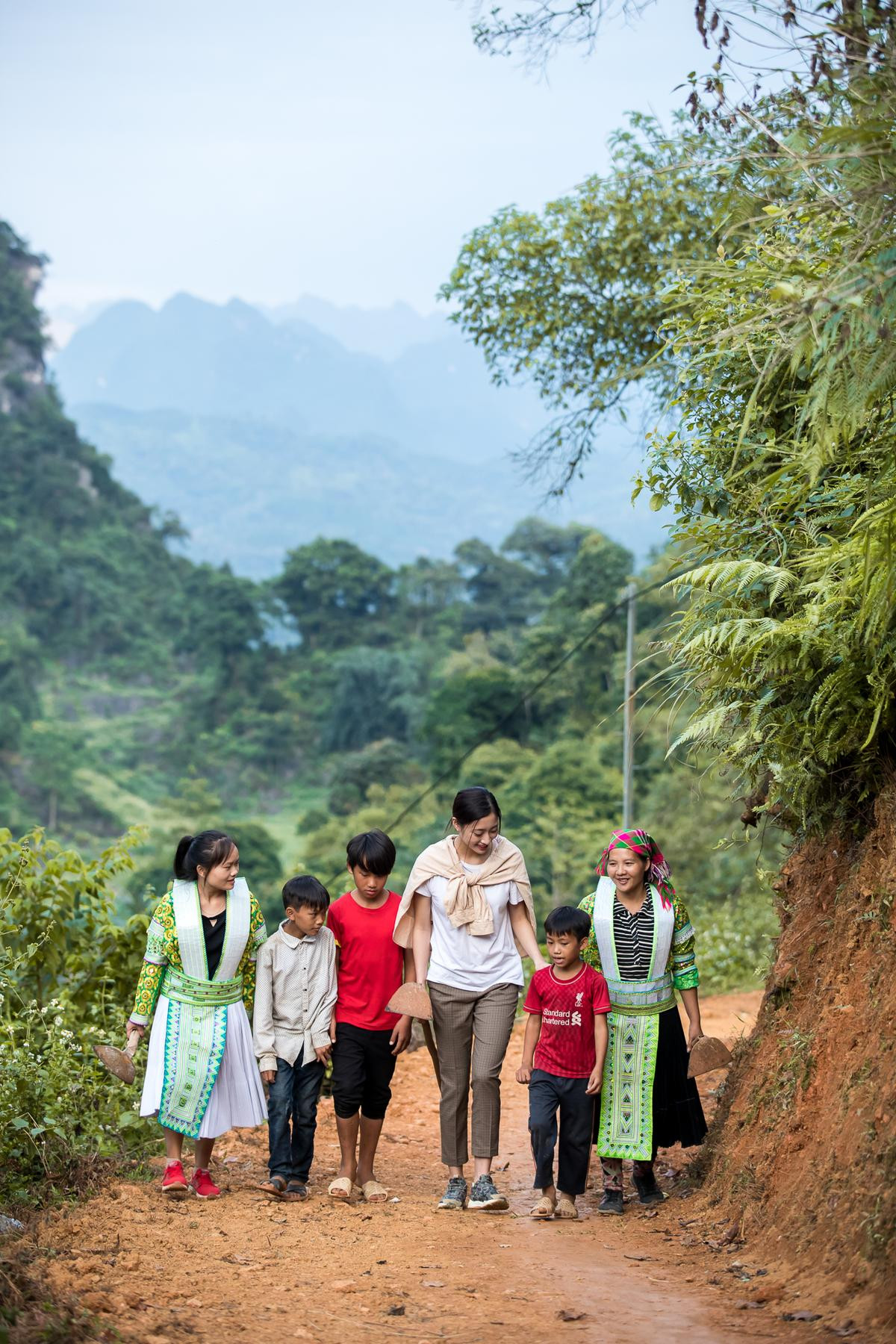 Lương Thùy Linh đẹp giản dị, san núi làm đường cho Dự án nhân ái: Sẽ thắng lớn như Tiểu Vy? Ảnh 5