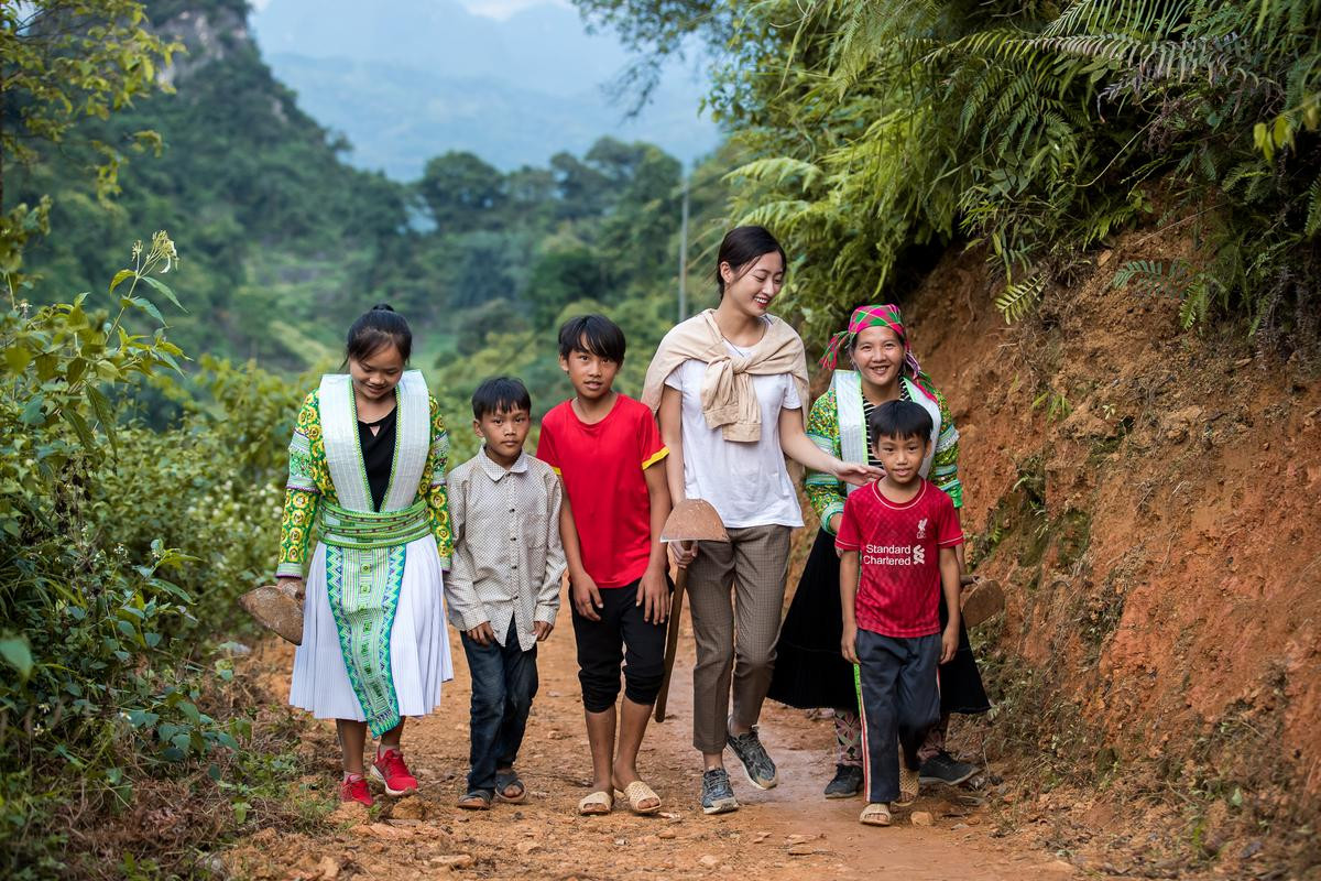 Lương Thùy Linh đẹp giản dị, san núi làm đường cho Dự án nhân ái: Sẽ thắng lớn như Tiểu Vy? Ảnh 4