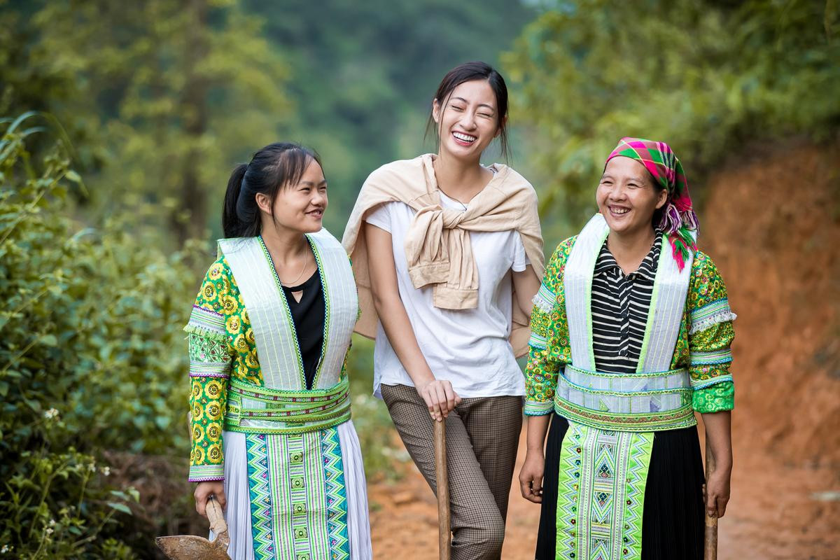 Lương Thùy Linh đẹp giản dị, san núi làm đường cho Dự án nhân ái: Sẽ thắng lớn như Tiểu Vy? Ảnh 1