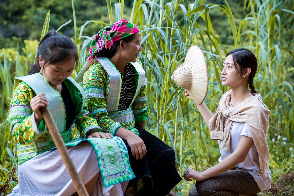 Lương Thùy Linh đẹp giản dị, san núi làm đường cho Dự án nhân ái: Sẽ thắng lớn như Tiểu Vy? Ảnh 6