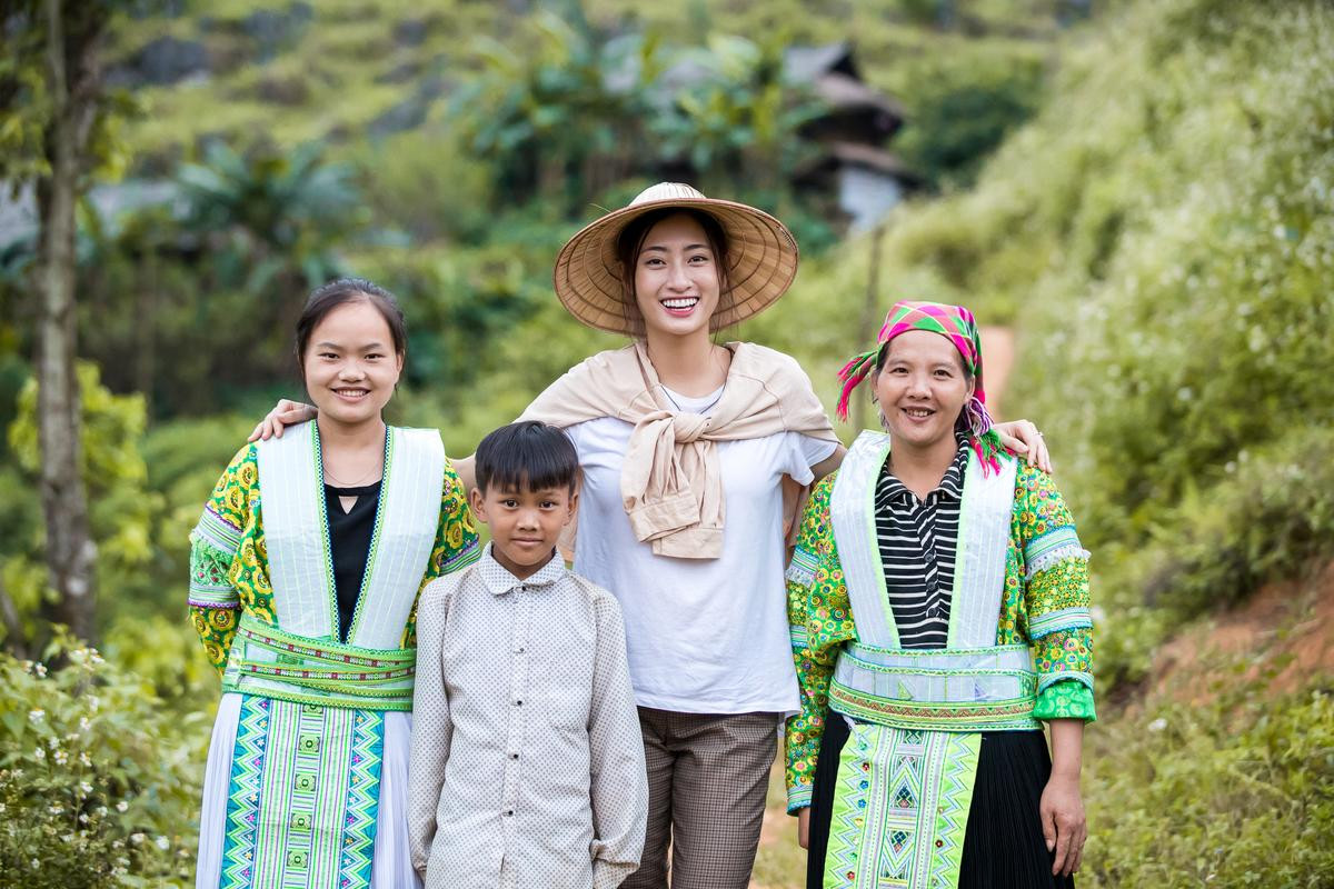 Lương Thùy Linh đẹp giản dị, san núi làm đường cho Dự án nhân ái: Sẽ thắng lớn như Tiểu Vy? Ảnh 7