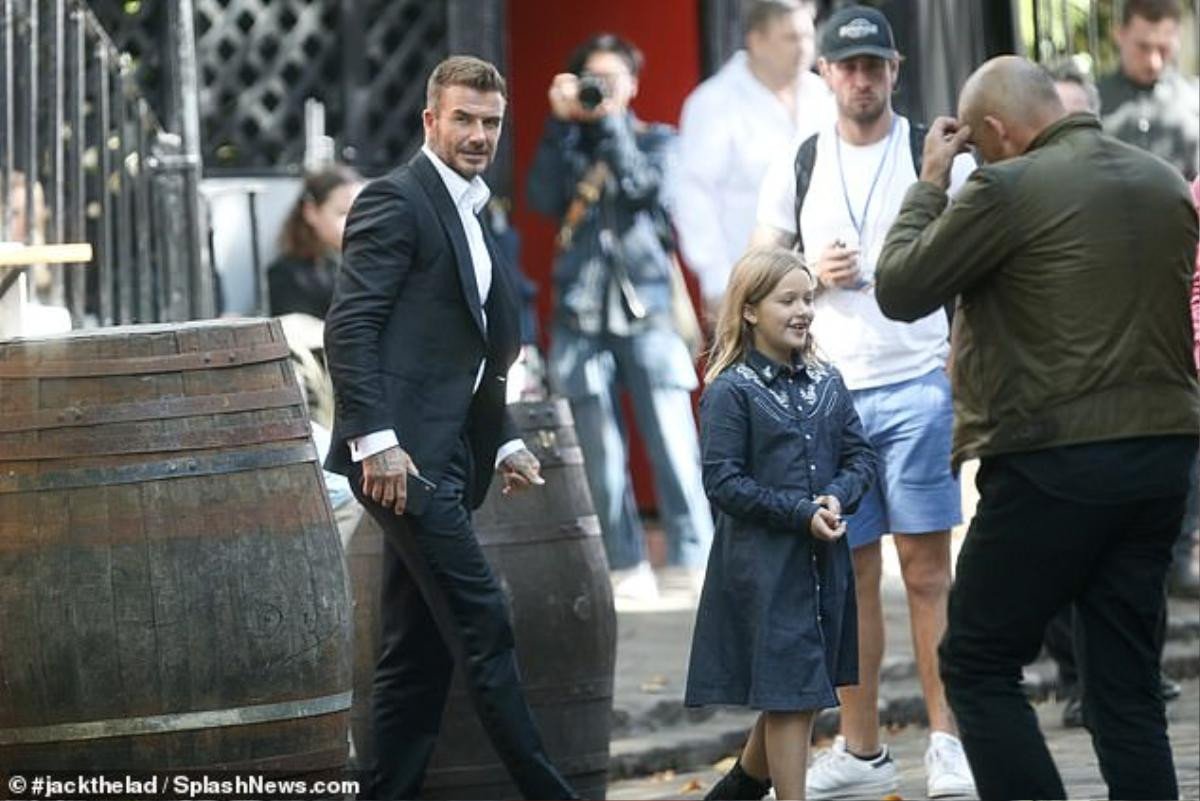 David Beckham gây chú ý khi đưa con gái út Harper tới phim trường đóng quảng cáo Ảnh 1