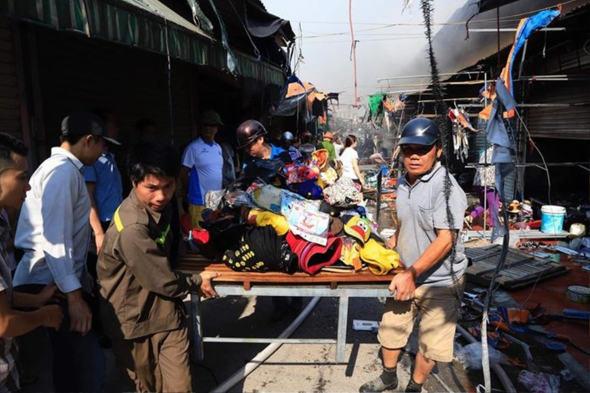 Công an xác minh vụ tài xế cản đường, xe cứu hỏa phải liên tục phát loa 'yêu cầu ô tô giảm tốc độ, đi gọn phía tay phải của mình' gây bức xúc Ảnh 2