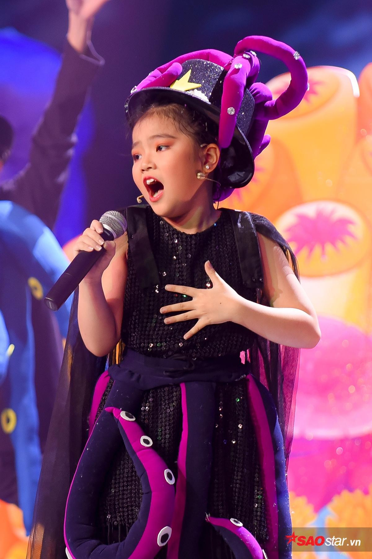 Tập 11 The Voice Kids: Quỳnhcực nét' gây choáng, 'Ch Anh diễn 'ị 3 Bạch Tuộc' Minh Hằng chiếm trọn spotlight Ảnh 8