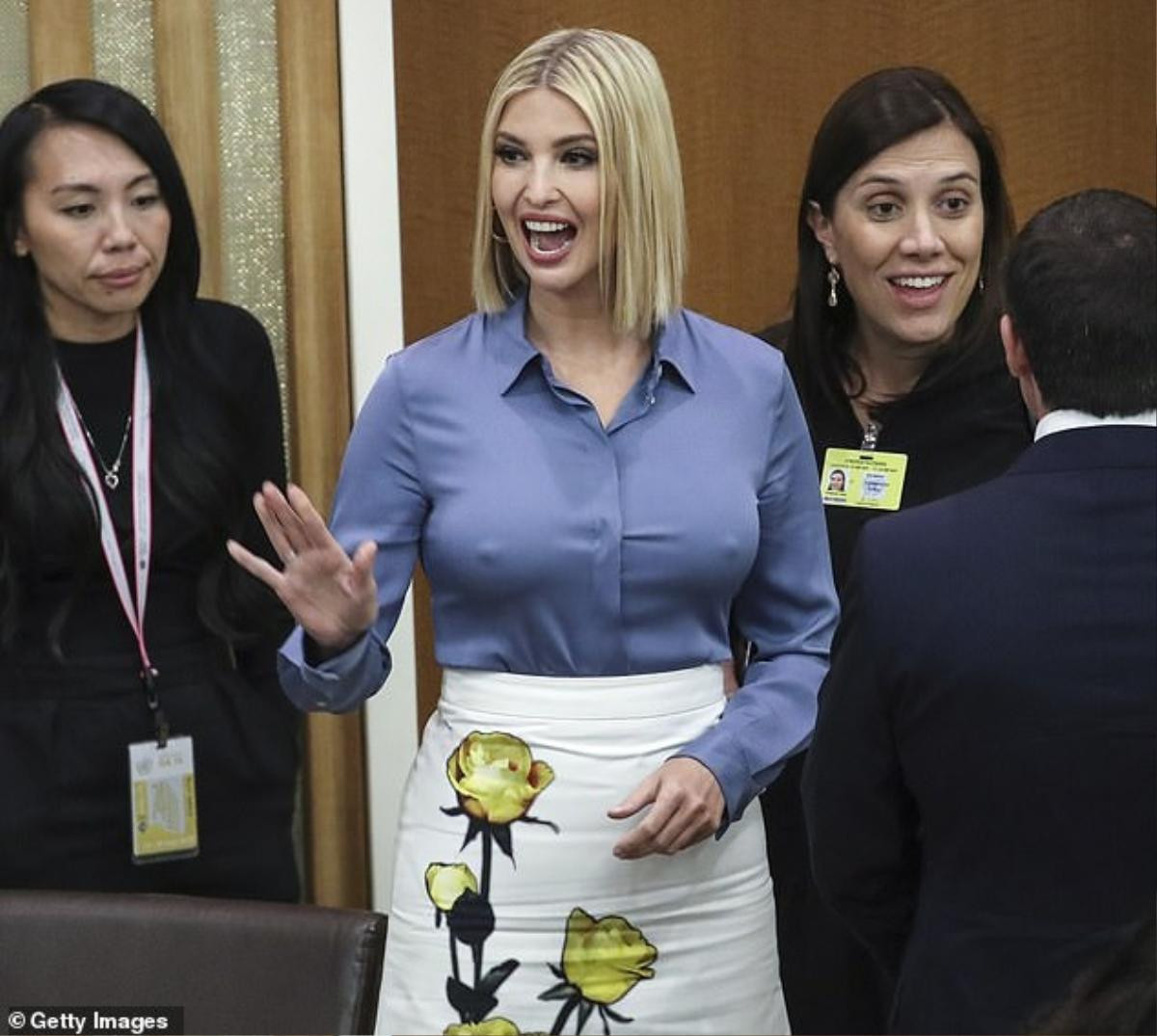 Ivanka Trump bị chỉ trích gay gắt vì mặc áo sơ mi mỏng lộ đầu ngực tại cuộc họp của Đại hội đồng Liên Hợp Quốc Ảnh 4