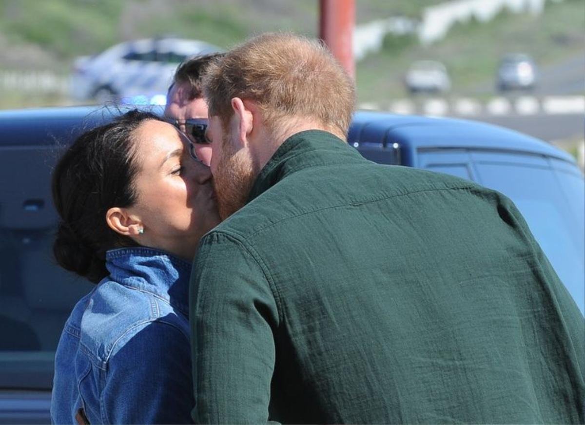 Tại sao Meghan Markle không đeo nhẫn đính hôn trong chuyến thăm Châu Phi? Ảnh 1