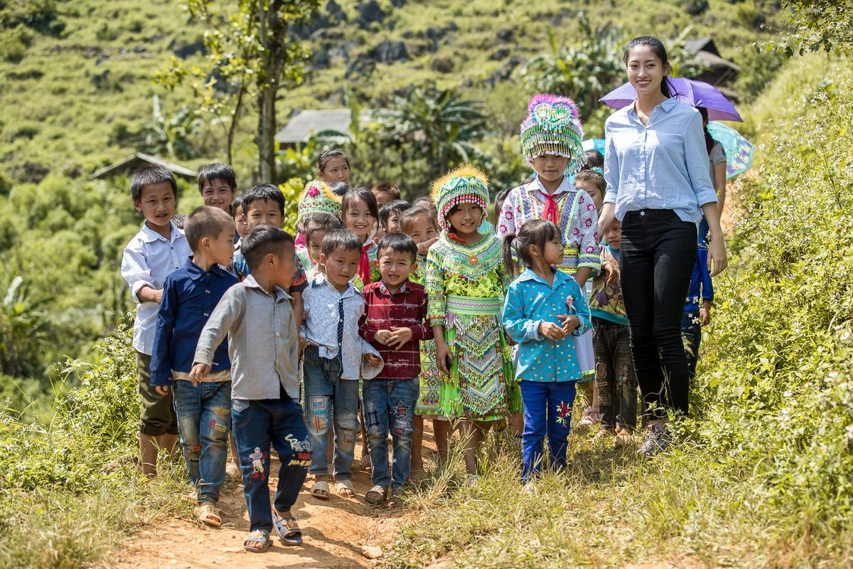 Lương Thùy Linh chuyển 700 tấn vật liệu lên núi, khởi công Dự án nhân ái 'Đắp đường - Xây ước mơ' Ảnh 1