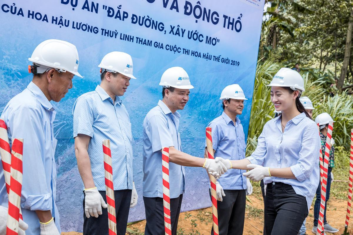 Lương Thùy Linh chuyển 700 tấn vật liệu lên núi, khởi công Dự án nhân ái 'Đắp đường - Xây ước mơ' Ảnh 2