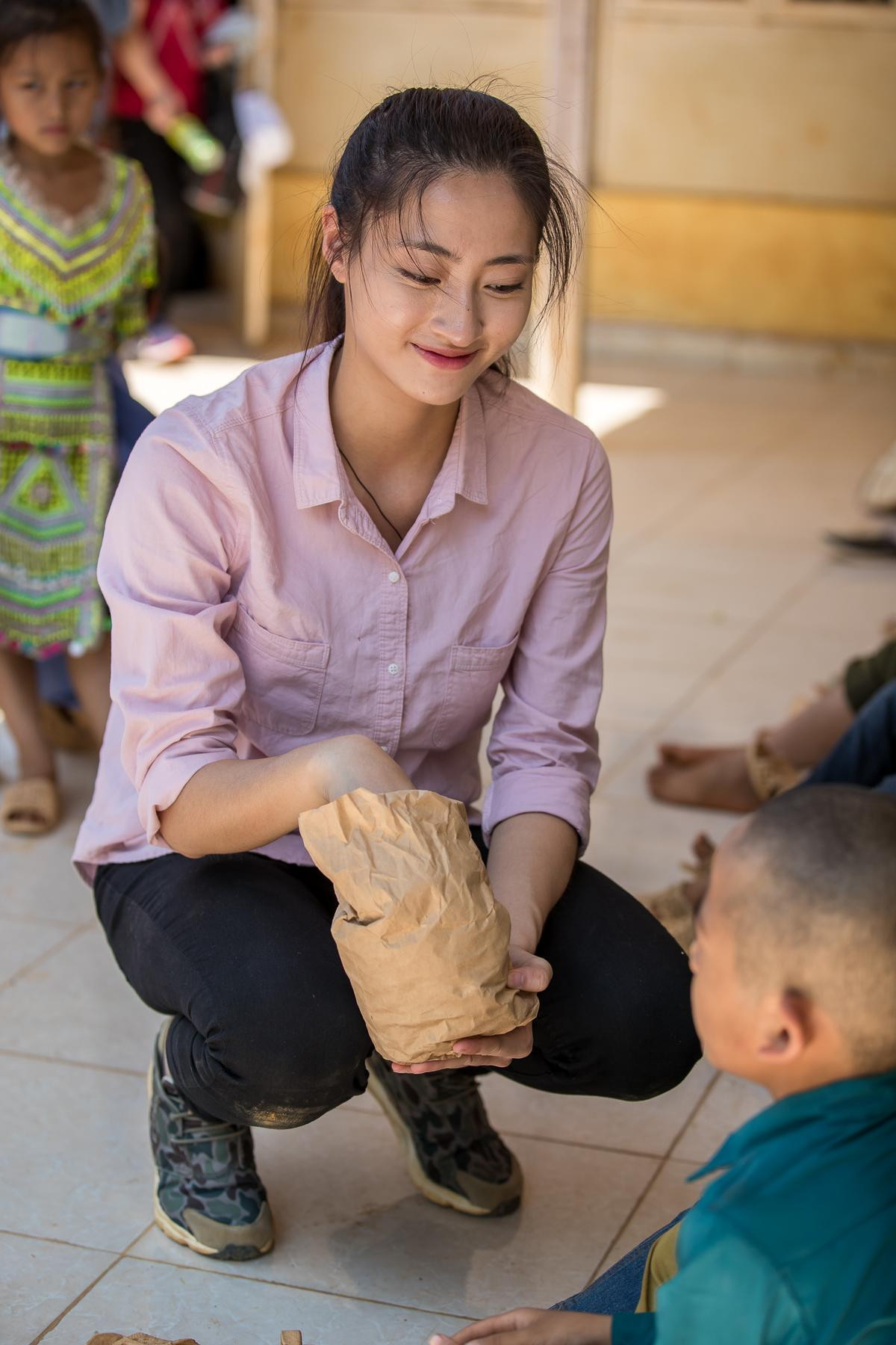 Lương Thùy Linh chuyển 700 tấn vật liệu lên núi, khởi công Dự án nhân ái 'Đắp đường - Xây ước mơ' Ảnh 8