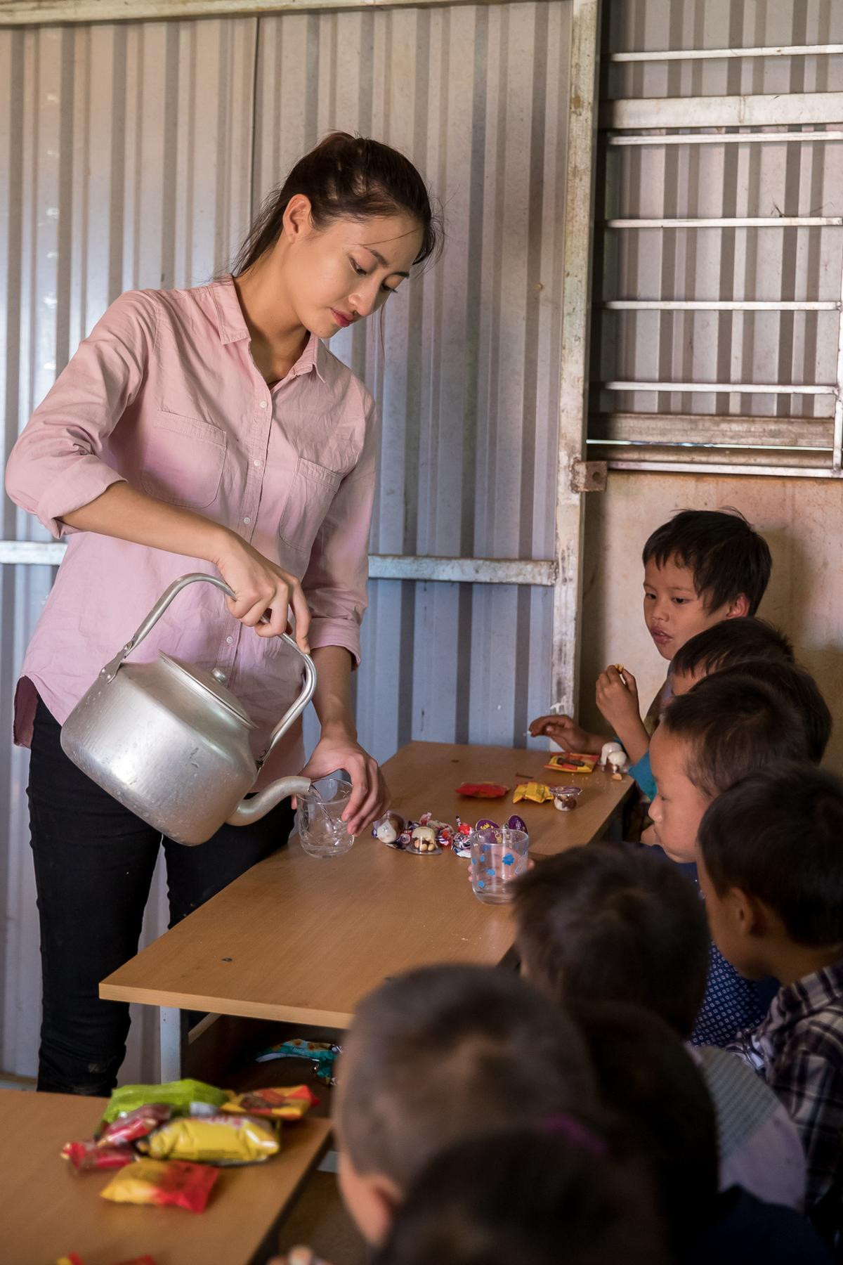 Lương Thùy Linh chuyển 700 tấn vật liệu lên núi, khởi công Dự án nhân ái 'Đắp đường - Xây ước mơ' Ảnh 7