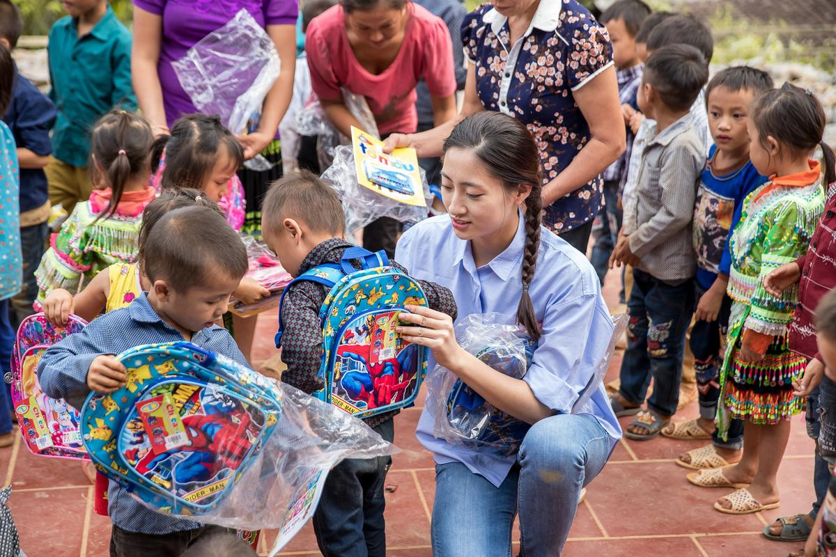 Lương Thùy Linh chuyển 700 tấn vật liệu lên núi, khởi công Dự án nhân ái 'Đắp đường - Xây ước mơ' Ảnh 5