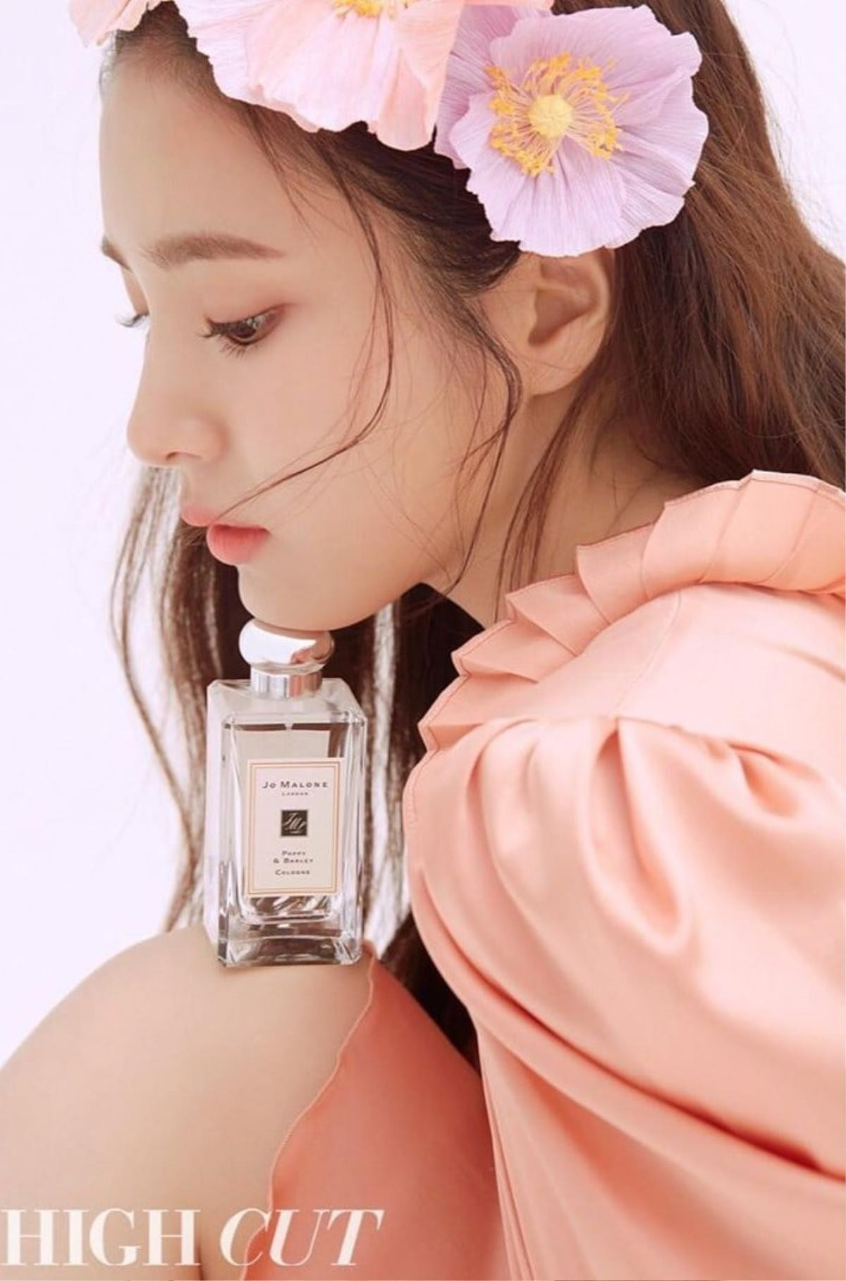 Vứt bỏ danh xưng thánh mặt đơ, Shin Se Kyung trở thành Nữ thần Mùa thu trên tạp chí 'High Cut' Ảnh 4