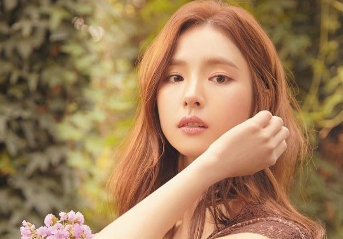 Vứt bỏ danh xưng thánh mặt đơ, Shin Se Kyung trở thành Nữ thần Mùa thu trên tạp chí 'High Cut' Ảnh 9