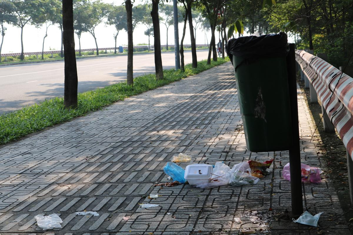 Ngao ngán hình cảnh rác chất đống ở Làng Đại học sau những bữa tiệc ngoài trời vui vẻ hết mình Ảnh 1