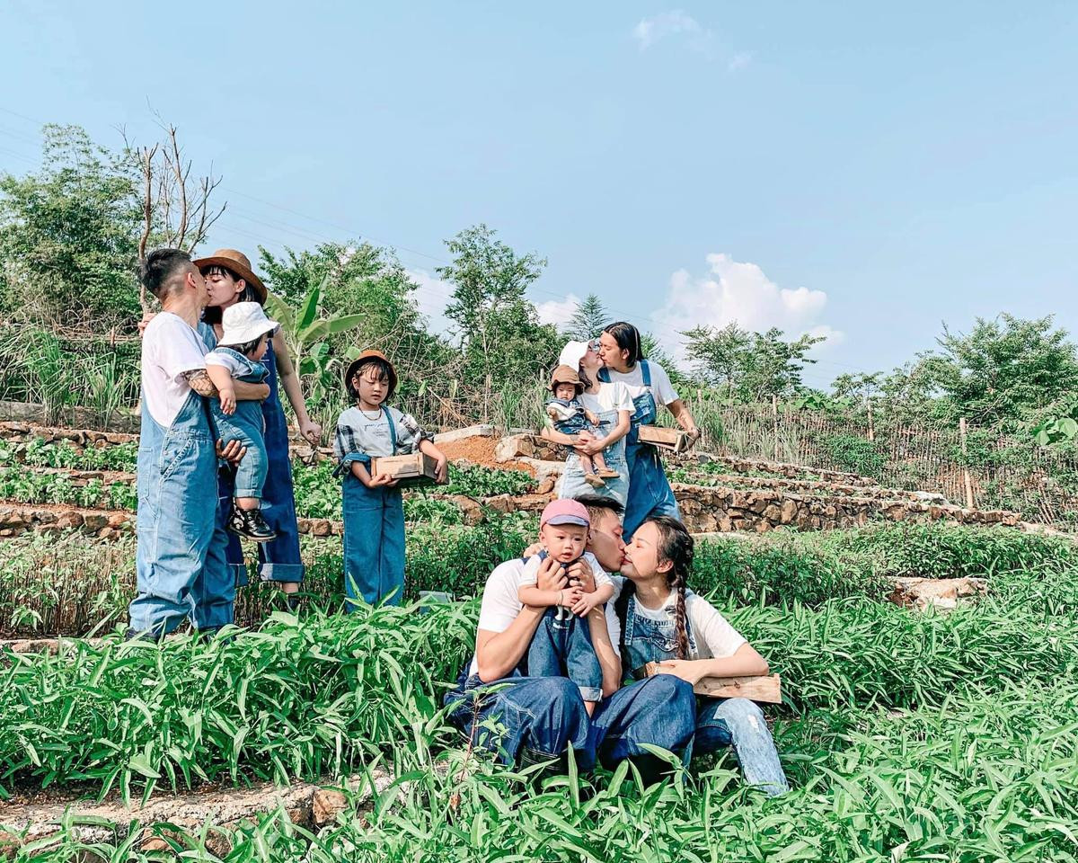 'Vũ trụ gia đình' nhà Lý Sún, Ngọc Mon, Nhật Anh Trắng lại khiến dân tình nhốn nháo vì loạt ảnh 'siêu tình' ở vườn rau Ảnh 1