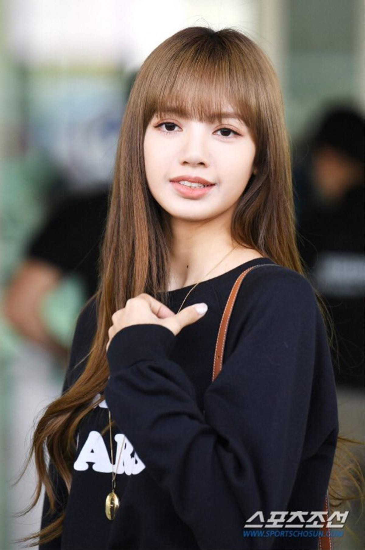 Lisa Black Pink tóc nâu tỏa sáng tại sân bay, thẳng tiến tới Tuần lễ thời trang Paris với hội chị em Ảnh 4