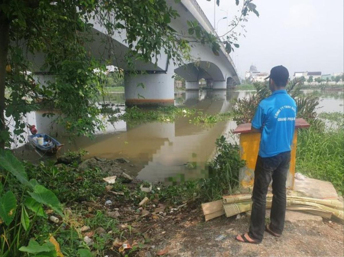 Tá hỏa phát hiện thi thể người đàn ông lẫn trong đám lục bình, trôi trên sông Sài Gòn Ảnh 1