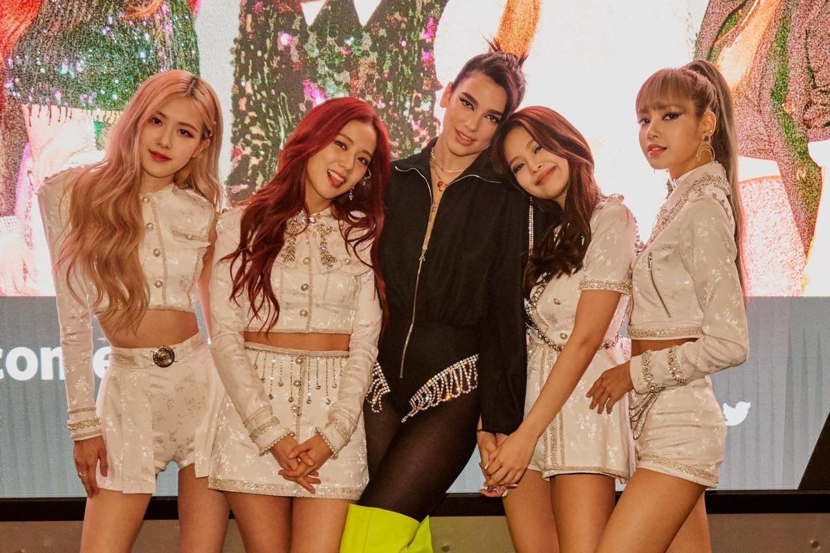 Lần đầu tiên trong sự nghiệp, Dua Lipa cắt tóc mái trông giống hệt Lisa (Blackpink) Ảnh 9