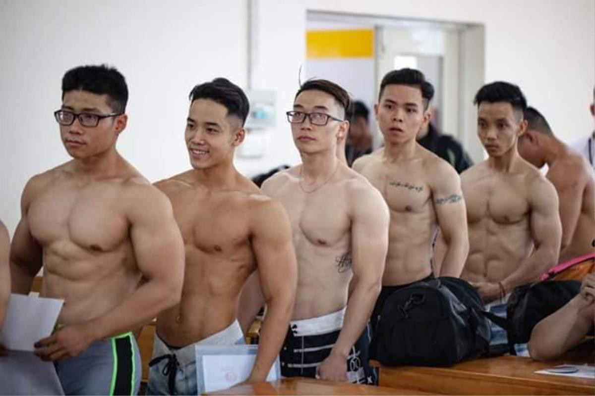 Dàn 'hotboy' khoe lưng trần và body 6 múi đổ bộ vào trường ĐH HUTECH khiến nhiều chị em không khỏi xuýt xoa Ảnh 1