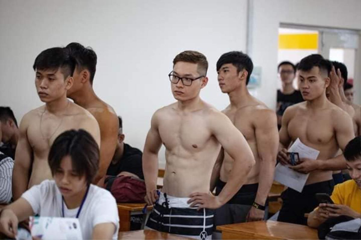 Dàn 'hotboy' khoe lưng trần và body 6 múi đổ bộ vào trường ĐH HUTECH khiến nhiều chị em không khỏi xuýt xoa Ảnh 4