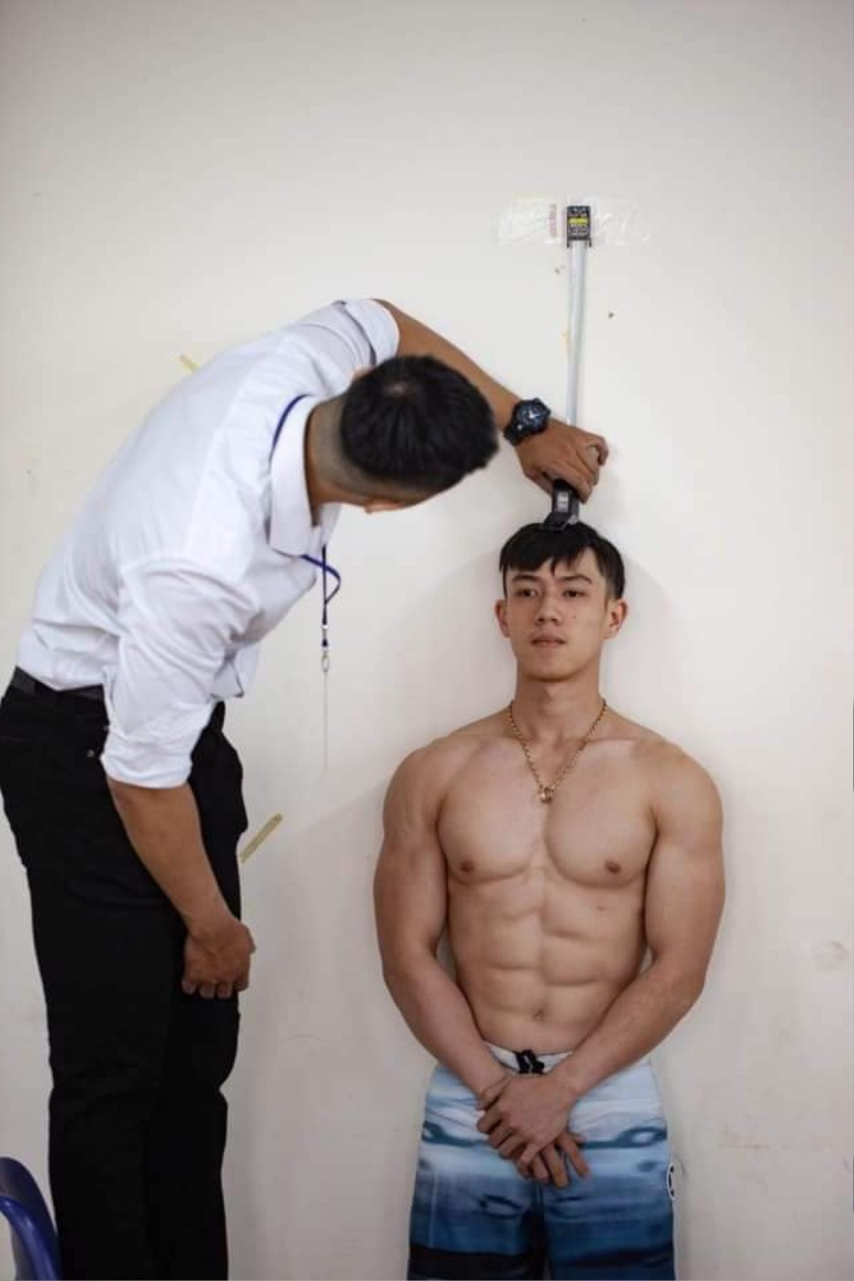 Dàn 'hotboy' khoe lưng trần và body 6 múi đổ bộ vào trường ĐH HUTECH khiến nhiều chị em không khỏi xuýt xoa Ảnh 3