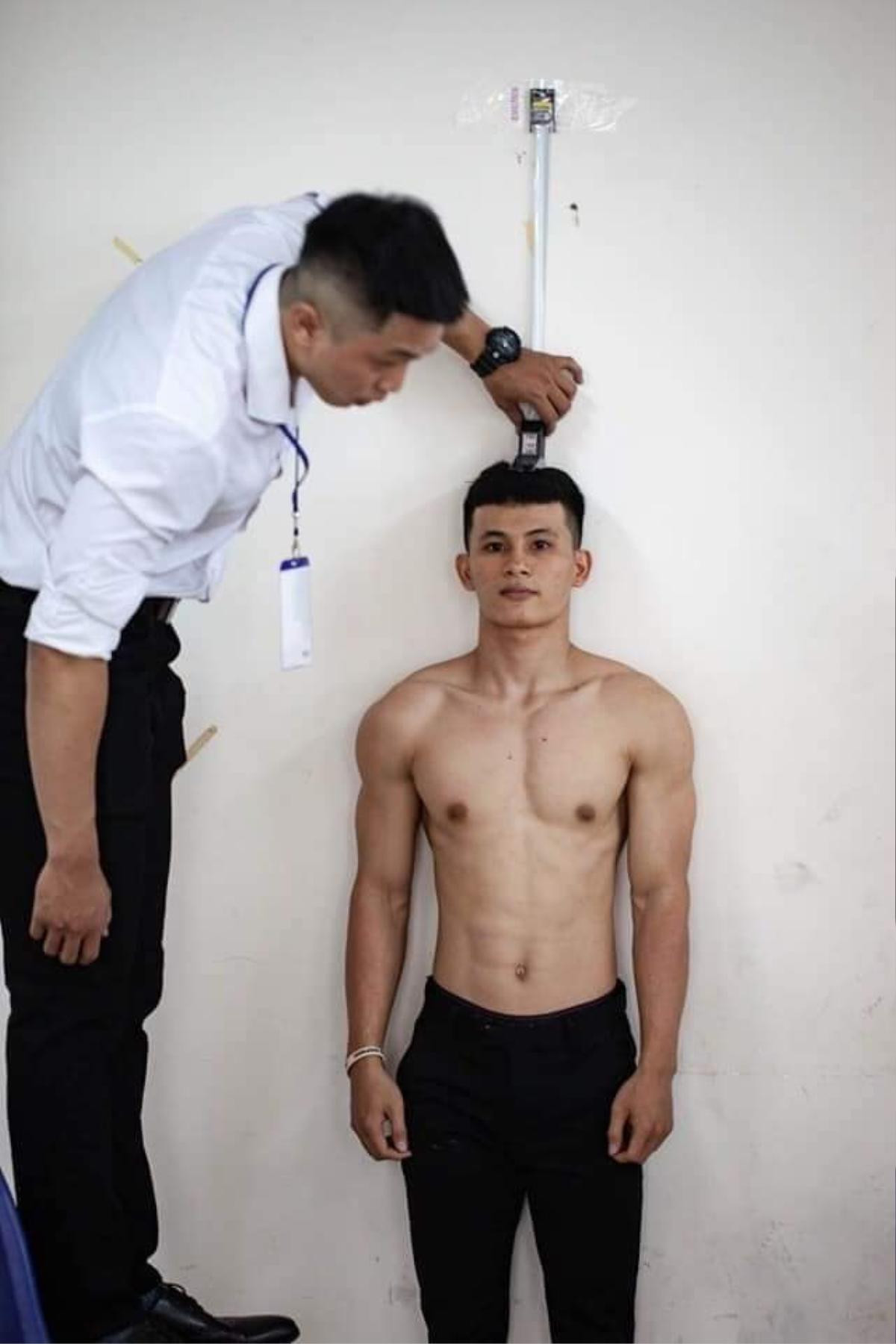 Dàn 'hotboy' khoe lưng trần và body 6 múi đổ bộ vào trường ĐH HUTECH khiến nhiều chị em không khỏi xuýt xoa Ảnh 6