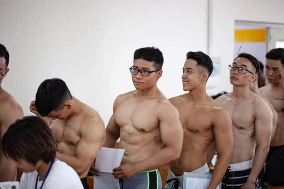 Dàn 'hotboy' khoe lưng trần và body 6 múi đổ bộ vào trường ĐH HUTECH khiến nhiều chị em không khỏi xuýt xoa Ảnh 7