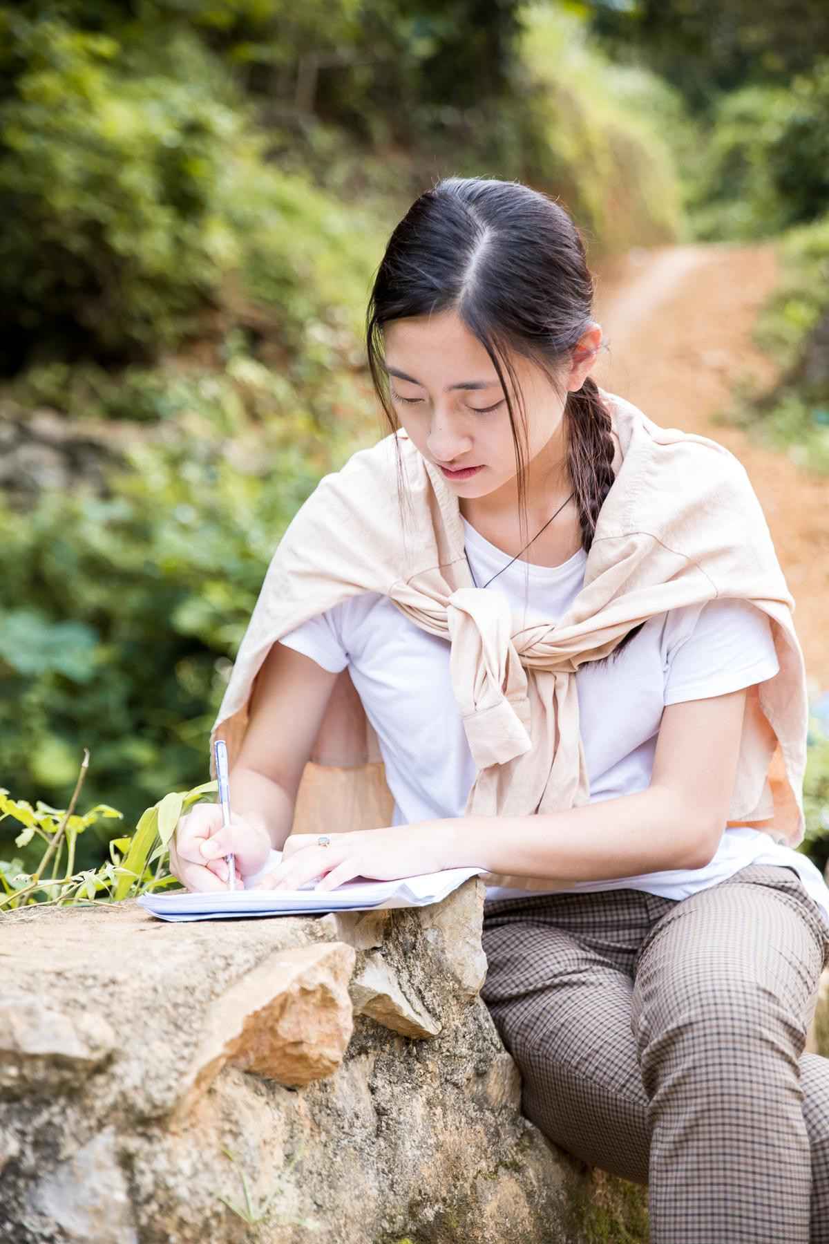 Lương Thùy Linh khoe chữ đẹp, tâm huyết viết thư tay kêu gọi quyên góp 2.5 tỷ đồng cho Dự án nhân ái Ảnh 8