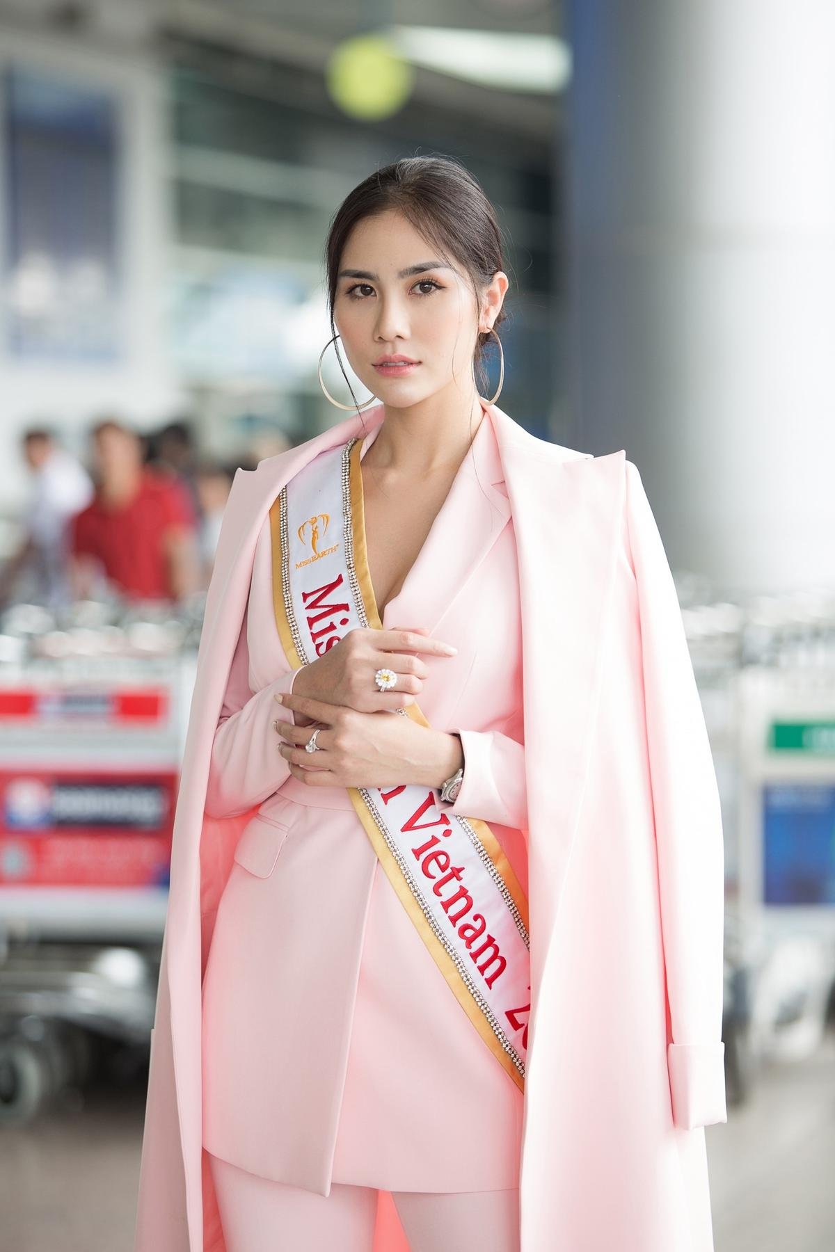 Hoàng Hạnh diện vest xẻ sâu, mang 8 vali khủng ra sân bay lên đường thi Miss Earth 2019 Ảnh 4