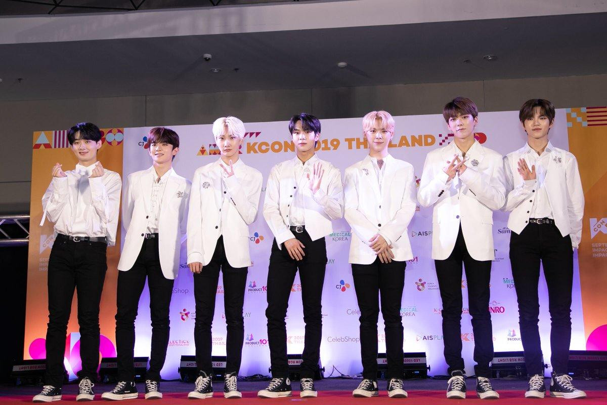 X1, AB6IX, IZONE và Chungha rạng rỡ trên thảm đỏ 'KCON Thailand 2019' ngày 2 Ảnh 26