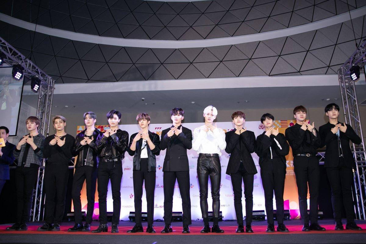 X1, AB6IX, IZONE và Chungha rạng rỡ trên thảm đỏ 'KCON Thailand 2019' ngày 2 Ảnh 1