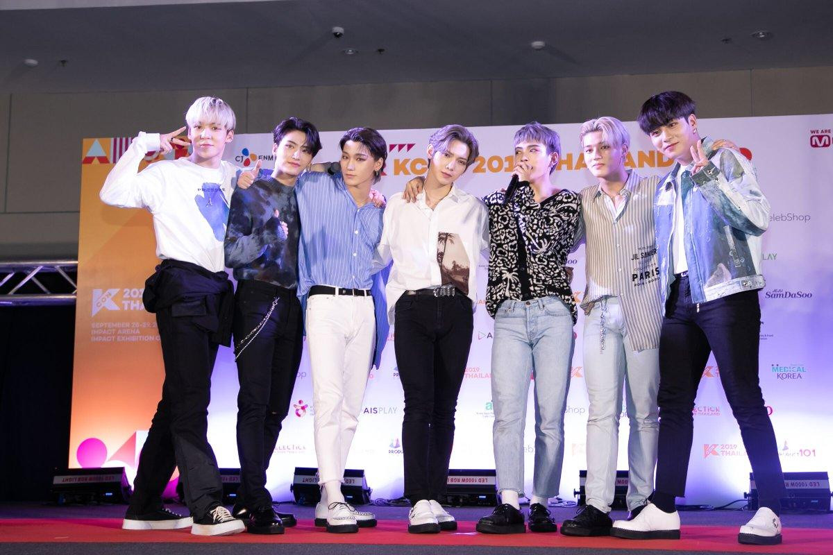 X1, AB6IX, IZONE và Chungha rạng rỡ trên thảm đỏ 'KCON Thailand 2019' ngày 2 Ảnh 23