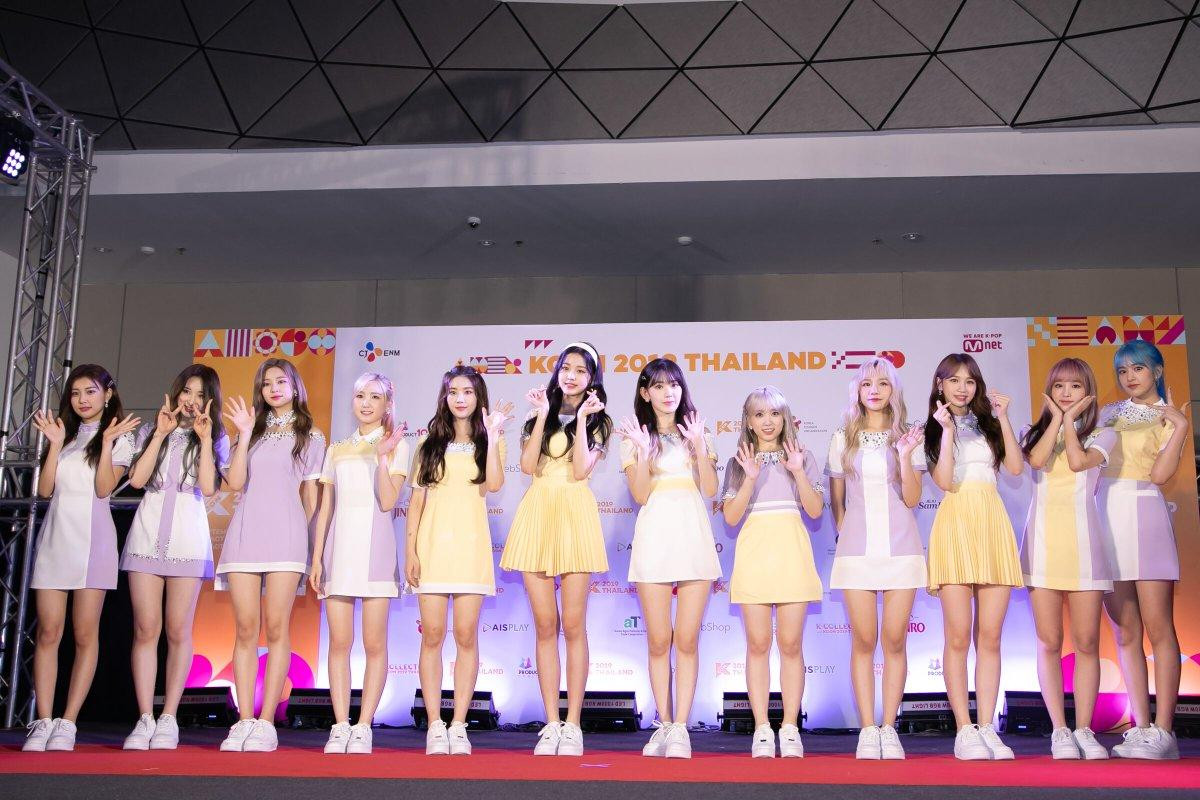 X1, AB6IX, IZONE và Chungha rạng rỡ trên thảm đỏ 'KCON Thailand 2019' ngày 2 Ảnh 24