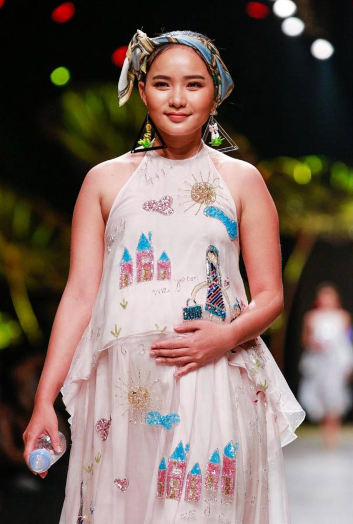 Lan Khuê, Phương Mai bụng vượt mặt vẫn đi giày cao gót nhọn hoắt, có mẹ bầu còn catwalk tưng bừng Ảnh 13