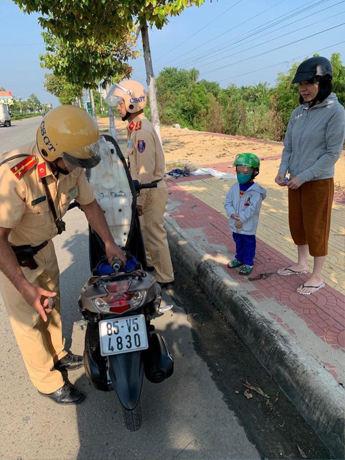 Hành động đẹp của hai chiến sĩ CSGT khi ứng cứu hai mẹ con đang loay hoay vì hết xăng giữa đường được cộng đồng mạng khen ngợi Ảnh 4