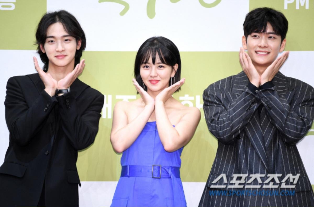 Họp báo 'Sử ký Nok Do': Kim So Hyun khoe vai trần gợi cảm bên Jang Dong Yoon và Kang Tae Oh Ảnh 15