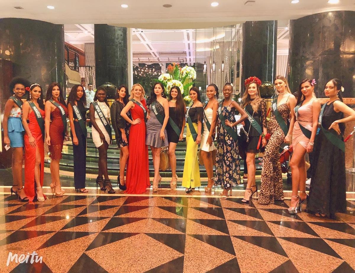 Thí sinh Miss Earth 2019 nâng niu món quà của Hoàng Hạnh trao tặng Ảnh 4